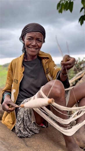 Konso es una región y un pueblo del sur de Etiopía, conocidos por su impresionante adaptación al entorno y su profunda herencia cultural. Está situada en una zona árida, en el valle del Rift, y fue reconocida por la UNESCO en 2011 como Patrimonio de la Humanidad por su paisaje cultural único. Konso es famoso por sus terrazas de piedra, construidas a mano desde hace más de 400 años para conservar el suelo y el agua. En Konso, el algodón (en lengua local qurba) se cultiva desde hace siglos en pequ