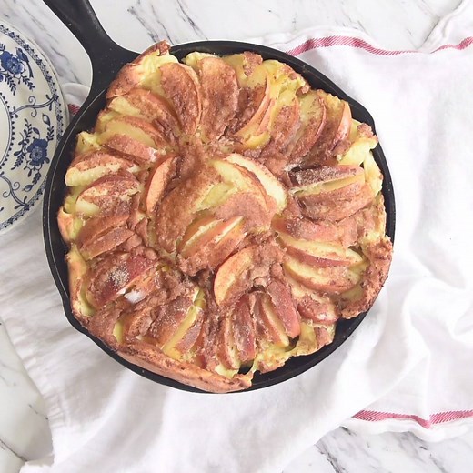 Perfect for fall - This Cinnamon Apple Dutch Baby Pancake makes a yummy and easy breakfast or a fantastic dinner! FULL RECIPE: https://www.yourhomebasedmom.com/cinnamon-apple-dutch-baby-pancake/ | yourhomebasedmom