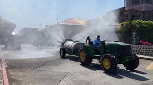 39K views · 925 reactions | Autoridades de Tancitaro Ayuntamiento 2018-2021 pusieron en marcha el día de hoy 3 de abril del 2020 un operativo para SANITIZAR y DESINFECTAR la plaza, los portales, así como las calles del pueblo de Tancítaro, debido a las medidas a tomar por el riesgo de contagio de Covid-19. Todo esto en coordinación con Comite fiestas Tancítaro 2019 Si puedes quédate en casa #AyudámeaAyudarte | Tantzita | Facebook