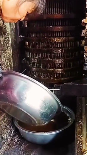 the process of containing oil in a container is done manually#youtubeshorts #viral