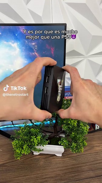 Esto es mucho mejor que una PS5😳 literal tiene todos los juegos nostálgicos🫵🏻 #console #consolegaming #retroconsole #retrogaming #nintendo #playstation #nintendo #gamergram #90skid #90skidgames Es una consola retro con mas de 40000 juegos Clasicos y 20 emuladores distintos como PlayStation, PSP, Nintendo 64, y muchas consolas mas. Viene con sus mandos inalambricos de PlayStation. Se conecta a tu televisor por HDMI, ademas no solo podras jugar tiene sistema android podras descargar apps ver ne