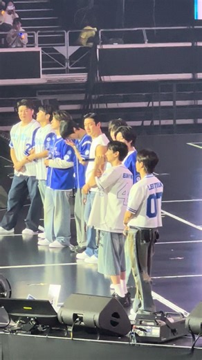 Lee Hyukjae’s three important things - Change your mind, change your life, but don’t change your idol 😂😂 Super Junior is indeed home 💙 #superjunior #eunhyuk #leehyukjae #supershow10 #ss10insingapore