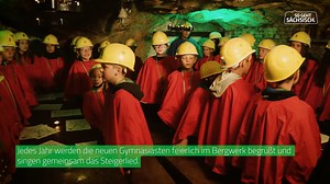 Steigerlied ist Schulhymne: Der Name ist Programm am „Glückauf"-Gymnasium Dippoldiswalde/Altenberg, denn hier werden die neuen Gymnasiasten alljährlich zu Schuljahresbeginn feierlich mit „Glück auf!“ und dem Steigerlied begrüßt. Es zu lernen ist sozusagen die erste Amtshandlung und steht in der ersten Schulwoche explizit auf dem Stundenplan der Fünftklässler. Eine schöne und wichtige Tradition, die noch viele künftige Schülergenerationen an das bergmännische Erbe ihrer Heimat heranführen möge. _