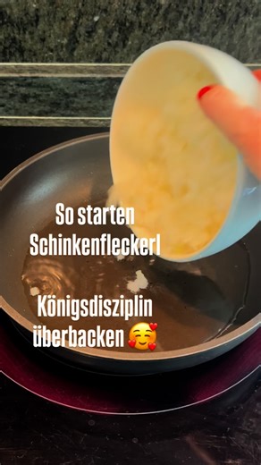 Schinkenfleckerl – das Rezept mit zwei Gesichtern. ✨ Einmal schnell in der Pfanne geschwenkt – und schon dampft Kindheit pur am Teller. 🥰 Oder ein bisschen üppiger: mit Obers & Käse ins Rohr, goldgelb überbacken. 💛 Beides schmeckt nach Zuhause, nach Wärme, nach einer Zeit, wo’s noch ganz einfach war. 💡Speicher dir das Rezept für später, schick’s an jemanden, der das genauso liebt wie du – und koch es nach. 👉 Team #Pfanne oder Team #Überbacken? Schreib’s mir in die Kommentare! ⸻ 🍴 Rezept (fü