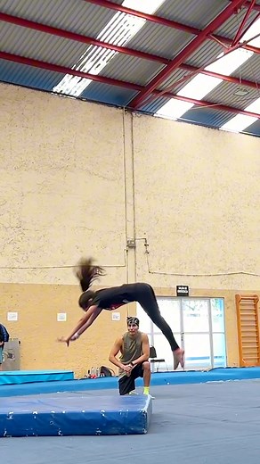 1M views · 34K reactions | Aprende a hacer un mortal hacia adelante  Tutorial Gymnastics Acrobatics Tumbling Flips | Alex Destreza | Facebook