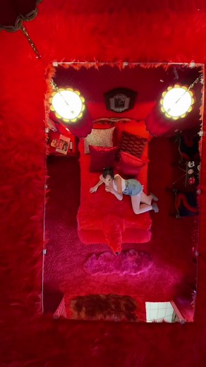 @jamie_nelson_photo knows how to design a bedroom. More coming soon! #housetour #vintage #retro #playboy #redroom #california #housegoals #dreamhome