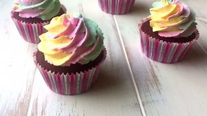 Nyt on hempeää satuteemaa! Sateenkaaripursotus kruunaa muffinssit upeasti. Katso gluteenittomien suklaamuffinssien vaihe-vaiheelta-ohje blogista: http://www.kinuskikissa.fi/suklaamuffinssit-sateenkaaripursotuksella-g-l/ | Kinuskikissa