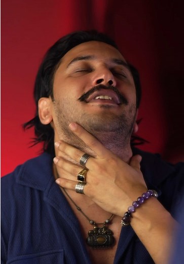 Same Expression Har Video Main — Kiya Baar Baar Ek Jaisa Hona Theek Hai?