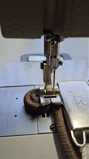 Cestería Nórdica on Instagram: "✨ Nuevo tutorial: cómo hacer cestos con asas/manijas firmes, proporcionadas y perfectas 💪💛 En el video te muestro el paso a paso y te dejo este tip clave para que las asas te queden donde realmente tienen que ir: ➡️ Medí la circunferencia del cesto (en nuestro caso dio 99 cm) ➡️ Dividila por 2 (49.5 cm) ➡️ Desde la marca donde comenzaste la primera asa, medís esos 49.5 cm, ¡y ahí empieza la segunda! Así de simple, así de prolijo 👌✨ Si te quedó alguna duda o que