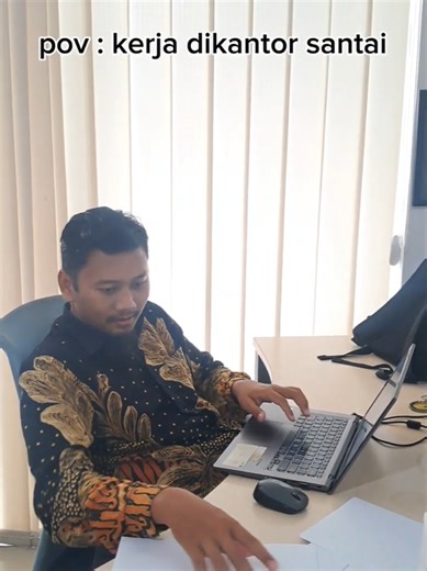 Ramadhan produktif, semangat tetap maksimal ✨🌙 Di bulan penuh berkah ini, pegawai BPS Kabupaten Bondowoso tetap sibuk dan fokus menyelesaikan berbagai kegiatan statistik. Mulai dari persiapan survei, pengolahan data, hingga koordinasi lintas sektor—semuanya dijalankan dengan penuh dedikasi meski sedang berpuasa. Ramadhan bukan menjadi penghalang untuk tetap profesional dan memberikan pelayanan terbaik. Justru menjadi momentum untuk meningkatkan semangat, integritas, dan kualitas kerja. 💙📊 Tet