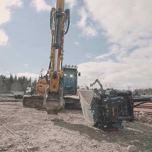 Since 1993, OilQuick has led the industry, pioneering the world’s first fully automatic hydraulic quick coupler over 30 years ago. Our journey has been a testament to innovation, resilience, and continuous improvement.From overcoming challenges to refining technical solutions, each obstacle has propelled us forward, shaping the standard for excellence in our field. Join us at upcoming trade fairs to witness firsthand how three decades of experience and development set us apart. OilQuick, where q