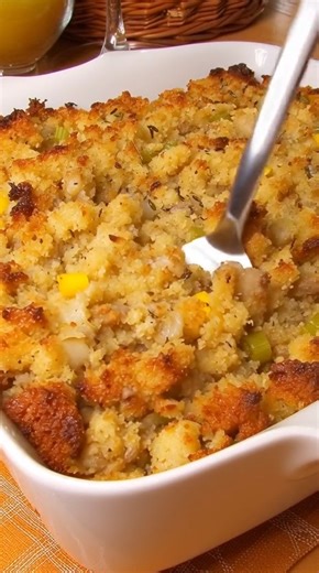 Old-Fashioned Cornbread Dressing Ingredients 6 cups crumbled cornbread (homemade or store-bought) 4 cups cubed day-old white bread 1½ cups chopped onion 1½ cups chopped celery ½ cup unsalted butter Recipe in First Coʍmеոτ 💬👇 | Simply Homemade Delights