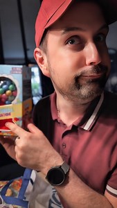 Damien est allé chez Action… Résultat : un stock de chips et de bonbons dignes d’une cour de récré. Adulte responsable ? Jamais entendu parler. 🍭🤡 #MatureMaisPasTrop #ActionCestLaTentation | Deux Gars Et Un Chien