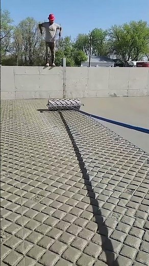 the process of making patterns on concrete floors #shortvideo