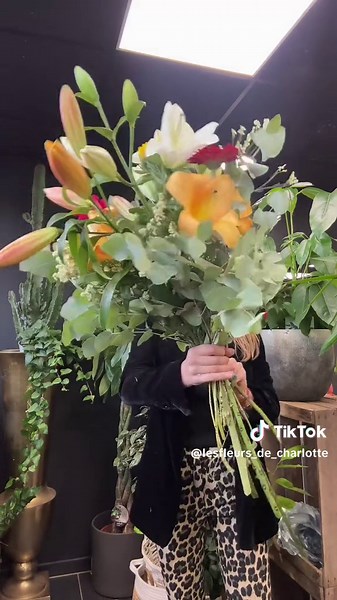 Conception d'un immense bouquet de fleurs coloré