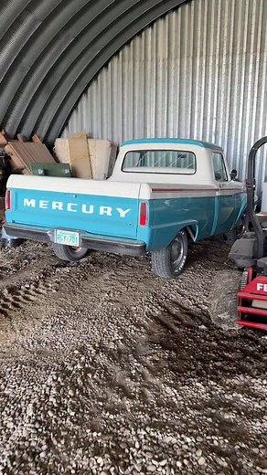 Check out this M100! A gorgeous 1964 Mercury Pickup. I really love those colors 👌 I was lucky to see 3 very cool Mercury trucks all on one property. Thanks for the tour Cory! #saskatchewan #mercurytrucks #64mercury #slickside #1964 #mercury #m100 #ford #trucks | Truck'n Totezmagotez