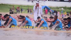 37K views · 562 reactions | The long peruvian leader wears a white costume, wow he is full of power, very amazing #pacujalurindonesia #aurafarmingviral | Robi Ramlis Halmon | Facebook
