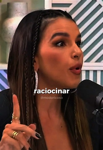 Quem é mais louca, eu ou você? O menino tava vindo e eu pensei: o que eu vou conversar com essa criatura? E se eu não gostar da voz dele? E se ele for bobo? Deixei minha amiga Fabiana de prontidão, falei que qualquer coisa eu ia dizer que ela desmaiou e eu precisava acudir. Passei o dia inteiro perdida no trabalho, sem conseguir raciocinar. Cheguei em casa, organizei tudo, pedi um japonês. Tocou a campainha, abri a porta e falei: quem é mais louca, eu ou você? @Mariana Rios @getcut.pro #marianar