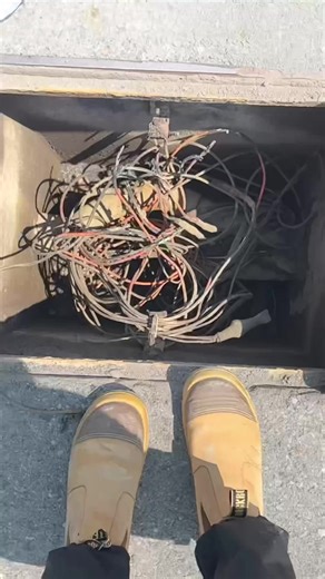 Troubleshooting 277/480v Light Pole Job: Panel Sparking & Wire Issues