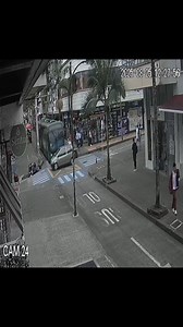 En video quedó registrado el 4cc1d3nt3 de la calle 23 con 6 entre un megabus y un vehículo particular. Usted qué opina ? | Pereira En Vivo