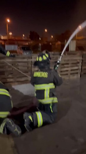 Moverse con un propósito / Interior Attack -> Flow & Move / Cooling the advance / Doorway deflection / Compartment entry. 🚒🚨🔥#firefighter #fireworks #fire #bomberos #bomberosvoluntarios #bomberosdechile #bomberoschile