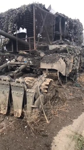 64K views · 1K reactions | SVO: Ha surgido un video que muestra un tanque ruso T-90M inutilizado con un arado de minas, aparentemente siendo atacado por un enjambre de drones FPV con ojivas acumulativas. El creador del video probablemente sea sudamericano [¿Brasil? 樂 | Inside Ucrania 2022-2023 | Facebook