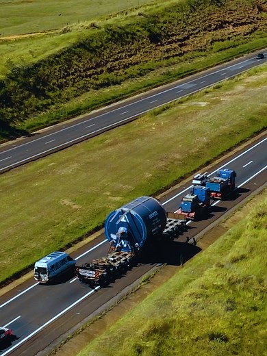 Transporte de um Yankee com dimensões excedentes 9.170x 5.600 x 5.630, com 135 toneladas, considerada uma carga indivisível. Origem no Porto em Paranaguá, PR com destino final em Lençóis Paulista, SP com total de 1.000 km percorridos. Para realização desta operação houve um planejamento minucioso de todo o trajeto. Passamos por 35 km de estrada de terra, utilização na maior parte do trecho e 2 cavalos mecânicos com 18 linhas de eixo. O Desafio é o que nos move! Como podemos ajudá-lo a superar se