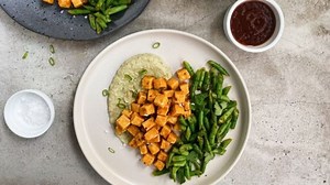 RECETTE | Découvrez la recette Cook-it du mois d'août en collaboration avec Unisoya et Grains du Québec, concoctée par le chef Hugo Saint-Jacques: Tofu pop-corn à la sauce miel et chipotle. 👉 Recette complète ici: https://www.salutbonjour.ca/2021/08/17/recette-tofu-pop-corn-a-la-sauce-miel-et-chipotle | Salut Bonjour