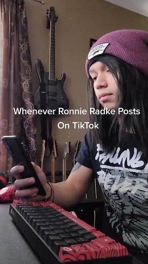 if @ronnieradke stitches this I will lose my mind #fallinginreverse #zombified #emomusic #fypシ