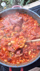 FASOLE SCĂZUTĂ CU CIOLAN AFUMAT - Cea mai buna reteta, cu gust autentic traditional Romanesc🇷🇴 , ca la mama acasa ! Ingrediente: -1 kg fasole albă -3 bucăți de ciolan afumat (mai mici) -2 cepe -2 morcovi -1 ardei gras roșu -400 g bulion -3 roșii rase -Sare, piper -Tarhon -Pătrunjel Mod de preparare: 1. Pregătirea fasolei: Am pus fasolea la înmuiat de seara. A doua zi am opărit-o în două ape și apoi am pus-o la fiert cu o ceapă și un morcov. 2. Ciolanul: L-am opărit și pe el și l-am pus separat