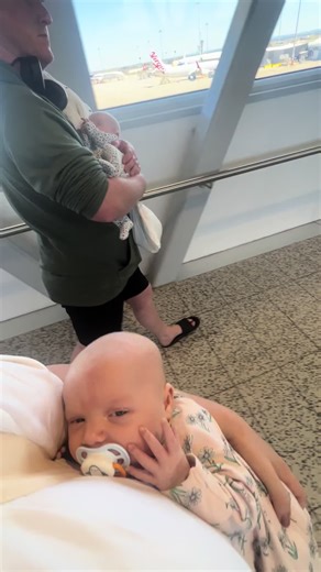 When your arms are about to break off carrying twins through the airport because you accidently checked in the twin carrier 🙈… but how cosy does Nash look ♥️ #flyingwithtwins #flyingbabies #flyingwithbabies #twins #twinlife #twinmum #twinmomlife #carryingtwins #airportlife #baby#babies #newbornbabies #newborntwins