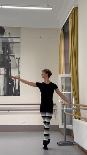 A warm welcome to @lincolnsharpp 💙 Lincoln Sharp will join the Stuttgart Ballet in Season 2022/23 as an apprentice! ✨ __________________________ #newmembers #thestuttgartballet #sbfamily #ballet #balletworld #lincolnsharp | Das Stuttgarter Ballett