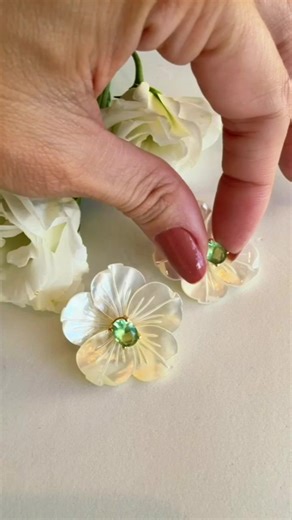 Elegância e versatilidade caminham juntas por aqui. Brinco madrepérola 2 em 1! Lindo ! Peça exclusiva Lumia #lumiasemijoias #madreperola #brincogrande #semijoiasdeluxo