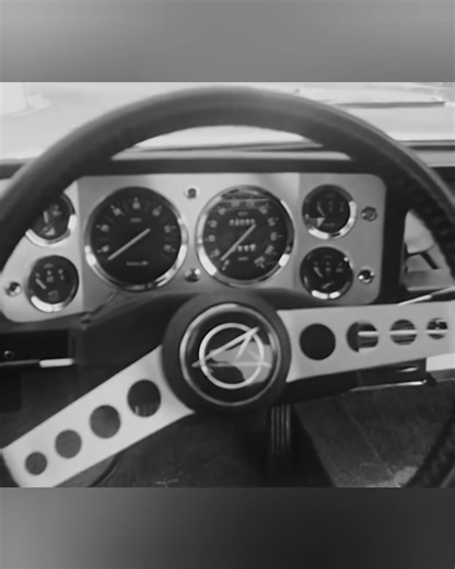 🇫🇷 Matra 530 – 1968 Icône de l’ingénierie française, la Matra 530 alliait design audacieux, innovation technique et plaisir de conduite 🚗✨ Une sportive à moteur central arrière, symbole des ambitions françaises dans le monde automobile des années 60 🏎️💨 #matra #matra530 #classiccar #vintagecar #automobile #retrocars | Le Vintage Loft Garage