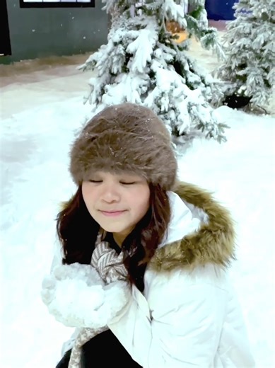 Snow falling, Laughter echoing, Hearts glowing. Ngabuburit with the best company 🤍 📍Snowville Sentul : Jl. Raya Cijayanti, Cijayanti, Kec. Babakan Madang, Kabupaten Bogor, Jawa Barat 16810. ☎️ Hotline : 62 812-1555-7072 #exploresentul #explorebogor #wisatabogor #snowvillesentul #wisatasentul