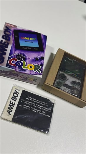 SUPER ANOS 80 👾 on Instagram: "*Gameboy Color* obs: caixa repro Valor: *R$999,90* 📍 Estamos na Rua Heitor Peixoto, 361 – Cambuci/SP 💳 Aceitamos Pix, Mercado Pago e QR Code 📦 Enviamos por Correios, Superfrete ou Motoboy 📲 Chama no WhatsApp: (11) 99151-3900 #superanos80 #nostalgia #colecionadores #retrogames #gameboycolor"
