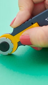 【好きな場所に「ミシン目」を】 ミシン目をつくったり、 何枚か重なった薄い紙を１枚だけ切ったり‥‥。 絶妙な切れ味のカッター、 ミシン目ロータリー。 ミシン目をいれた部分を引っ張ると かんたんに切りはずせます。 直線にも曲線にも切ることができるので、 ほぼ日手帳のメモページを ちょっと切り離したいときも 便利につかうことができますよ。 #ほぼ日手帳 #文具 #機能性文具 #カッター | ほぼ日手帳 ／ ほぼ日刊イトイ新聞