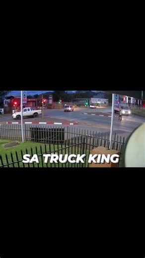 I don't even need to ask who is wrong here ... Guys please pay attention to the road and learn when to turn and drive at a traffic light... Hope those guys didn't get hurt | SA TRUCK KING. WE ARE trucking
