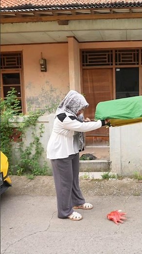 #SHORTS | BAYI LUCU DIBAWA KERANDA TERBANG