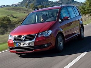 Samoparkovací rodinná formule: nový VW Touran - iDNES.cz