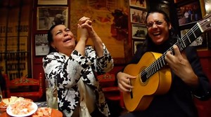 Juana La del Revuelo con Martín Chico Revuelo - Bulerías, Triana 2009 #juanarevuelo #martinchicorevuelo #bulerias #triana #juanaladelrevuelo #buleria #manuelmolina #sabicas #flamenco #andalucia #guitarra #live #guitar #taberna #sevilla #amigos #fiesta #gitano #cultura #españa #spain #cante #musica #spanishmusic #guitarrista #sentir #arte #guitar #spanishguitar | Qué Flamenco