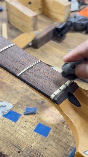 Humberto Perez on Instagram: "Fretboard service and fret leveling #luthier #laudero #bass #art"