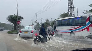 13K views · 184 reactions | Bà con để ý kê cao đồ đạc, ai có xe ô-tô nên lái đậu ở chỗ cao TIN DỰ BÁO MƯA LỚN. Từ tối nay 14/10 đến ngày 17/10, tại tỉnh Thừa Thiên Huế có mưa to, mưa rất to, có nơi mưa đặc biệt to và rải rác có dông; trong cơn dông cần đề phòng lốc, sét và gió giật mạnh. Tổng lượng mưa cả đợt phổ biến 250-500mm, có nơi trên 700mm. | Phóng Viên Huế | Facebook