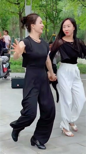 That was a cool jump #trending #dance #viraldance #shortsdance #ytshorts #squaredance #0544