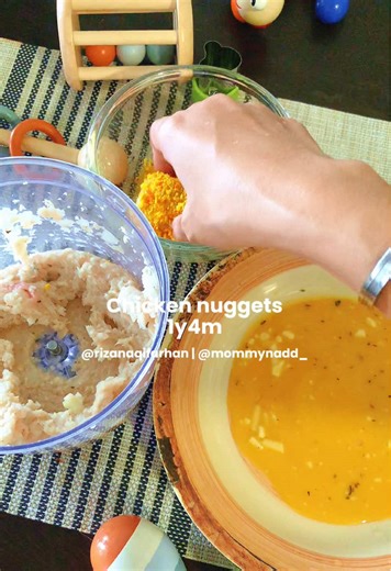 Kemarin pergi pasaraya dengan atok Riz, atok dia tanya nugget Riz boleh makan tak? Kita cakap takboleh lagi sebab makanan proses. Jadi petang ni kita buat sendiri nugget untuk Riz makan snek petang. 1. Blend isi ayam, bawang holland, serbuk blackpaper, mix herbs, bread crumbs. 2. Dah siap blend, sediakan 2 mangkuk. Satu untuk brend crumbs (sy guna yg golden) dan satu lagi untuk telur saya letak cheese sikit. 3. Ambil isi ayam yang blend tadi buat bentuk nugget kemudian celup dengan telur dan bre