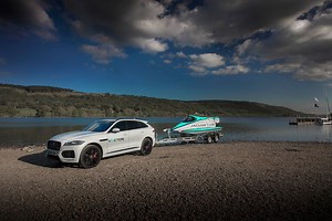 Jaguar Vector Racing heeft met gebruik van Formula E-techniek een nieuw snelheidsrecord van 142,6 km/h gezet voor elektrische boten; 19 km sneller dan het vorige record. https://bit.ly/2l8U9JA | Jaguar