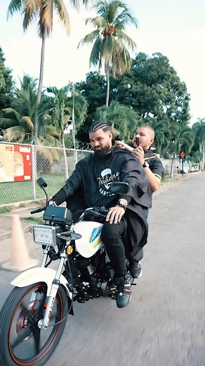 Seguramente no sabías de la AVA Barber 💈 . PD: @avamotosvzla estará anunciando próximamente DESCUENTOS para el gremio Barbero 💈🔥 . PD2: cómo crees que le quedó el corte a cara e perro 🐶❓ | John Acosta