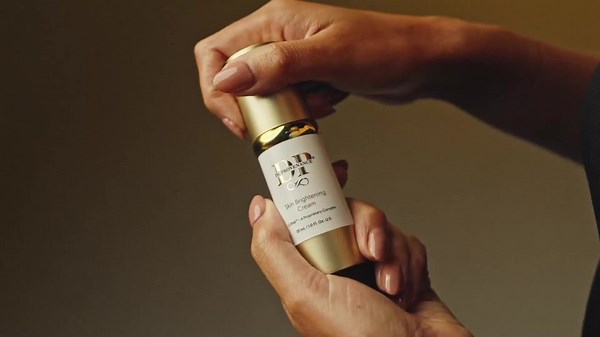 Meet Dr. Provenance Skin Brightening Cream: A unique formulation designed to rejuvenate skin by regenerating collagen and nourishing the skin barrier. Specially crafted to even skin tone, reduce dark spots and discoloration, and enhance your skin’s natural glow for a vibrant, healthy appearance. #DrProvenance #ProvenanceSkincare #LuxurySkincare #ScienceBackedSkincare #SkinBrightening