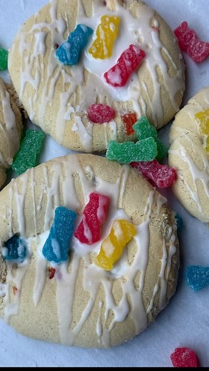 Sweet meets sour in the ultimate protein cookie —chopped up sour patch kids , white chocolate chips and vanilla drizzle topped with more sour patch fun 🤩 soft-baked texture, and 21.5g of pure gains. Available now at Twin Mode Fitness 💪🍪 #TashasCookieCo #ProteinCookie #TwinModeFitness #NewDrop #sourpatchkids #gourmetcookies | Tasha’s Cookies