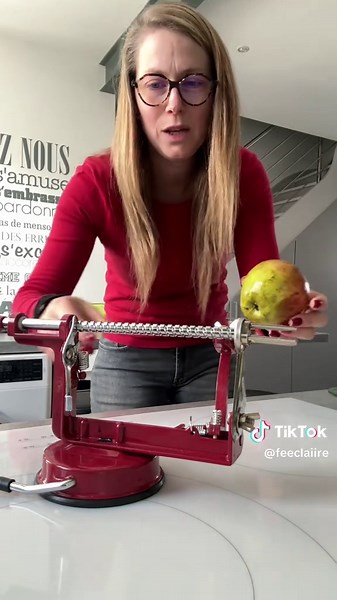 🍎🧚🏻‍♀️🍏 Parfait pour une compote ou même une tarte aux pommes ^^ Le pèle pomme !!!! L’outil indispensable du moment avec toutes ces pommes .. il va peler la pomme, lui retirer le trognon mais aussi la couper en tranches ^^ si ça c’est pas le bonheur .. 🥹 Un simple coup d’eau à la fin de l’utilisation et hop c’est fini !!! Une petite merveille =) Alors à tout vite et belle journée à tous 😘🧚🏻‍♀️😜 #pomme#cuisine#ustensiles#humour#facile